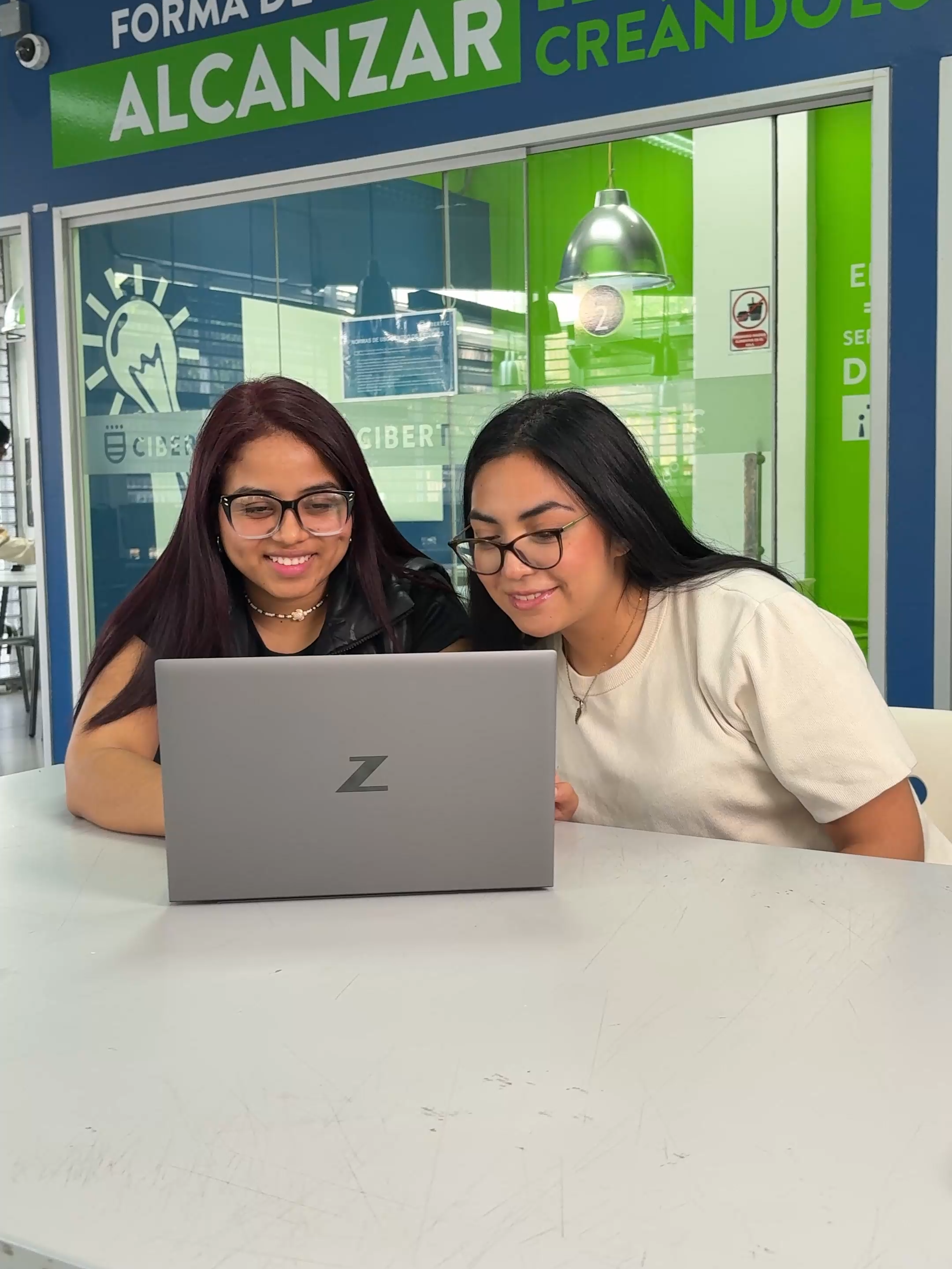 🎯 ¿Te imaginas ser quien optimiza todo en una empresa? En Ingeniería Industrial de Cibertec, aprendes a gestionar, liderar y tomar decisiones que marcan la diferencia en el mundo real. 📊 Tecnología aplicada, docentes top y certificaciones desde los primeros ciclos. 👷‍♂️ ¡Tu camino a ser un profesional clave en cualquier industria empieza aquí! 💥 Estudia lo que mueve al mundo.