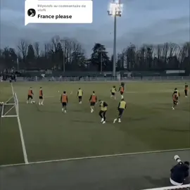 Réponse à @vlo9i France dance 🕺🏾🇫🇷 #football #footballtiktok #france #mbappe #fouryou 