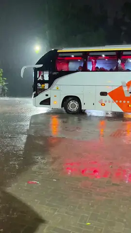 Rim jim#creatorsearchinsights #faisalmovers #foryoupage❤️❤️ #tik_tok #tiktokbus #videoviral #bus #saniaexpress #busvideo #lahorepakistan 