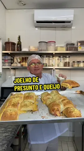 Joelho de Presunto e Queijo Ingredientes: 1kg de farinha, 100g de açúcar, 10g de sal, 80g de margarina, 3 ovos, 30g de fermento fresco, 400ml de água, 200g de presunto, 200g de queijo prato, 50g de parmesão e 10 de orégano  #salgado #queijo #receita 
