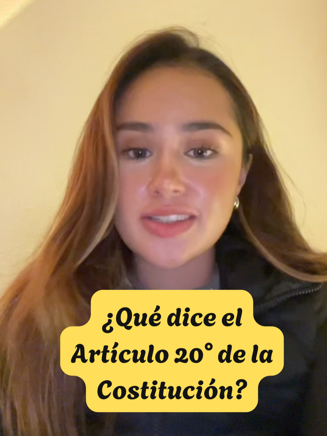 🎥 ¿Te han dicho que si te acusan de algo ya eres culpable? 🛑 FALSO. La Constitución dice otra cosa. 👨‍⚖️ Hoy en Tiempo de Derechos te explicamos el Artículo 20, y lo que dice sobre los DERECHOS del procesado: ⚖️ Tienes derecho a un juicio oral y público. Nada de juicios secretos. Todo debe ser claro. 🤐 Puedes guardar silencio. Nadie puede obligarte a declarar en tu contra. 🧑‍💼 Defensa obligatoria desde el inicio. Y si no puedes pagar un abogado, el Estado debe darte uno. 📄 Puedes presentar pruebas, cuestionar testigos y defenderte. ⏳ Y lo más importante: tu juicio debe resolverse en un plazo razonable. Nada de quedarte años esperando una sentencia. Porque no se trata de defender delincuentes. Se trata de que NADIE sea culpable sin pruebas ni defensa. 👀 El próximo miércoles hablamos de los derechos de las víctimas. Y tú, ¿ya sabías todo esto? Déjalo en los comentarios. #TiempoDeDerechos #JuicioJusto #Artículo20 #DerechosHumanos #PresunciónDeInocencia #TikTokLegal #DerechoMexicano