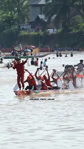 dancer on jalur PANGERAN FORTUNA on fire. #viral #aurafire #aurafarming #pacujalur #pacujalurkuantansingingi #viralsong #fyp 