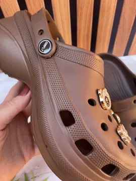✨O conforto que você ama, com o estilo que você merece!💖 Nosso babuche plataforma com apliques vai ser o queridinho do seu look — moderno, estiloso e super leve! 😍👡 Corre garantir o seu antes que acabe! 🛍️ #BabucheEstilosa #BabuchePlataforma #LookConfortável #ModaFeminina #BabucheComApliques     