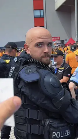 Great German Police Officer 🫡 thanks for protecting #streetphotography 