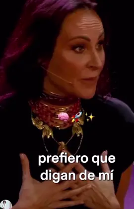 Yo prefiero que digan de mí que soy intensa, antes que tibia. Porque ser tibia es no mojarse, no arriesgarse, no sentir de verdad. Y yo he venido a esta vida a vivirla de verdad. A exprimir cada segundo, a reír, a llorar, a equivocarme, a amar, a caerme y a volverme a levantar. No quiero pasar por esta vida de puntillas, como si estuviera pidiendo permiso. Quiero dejar huella, aunque a veces duela. Prefiero las emociones que me sacuden, que me remueven, que me transforman… A la indiferencia que me adormece. Soy de las que sienten con el alma, de las que se entregan sin cálculo, de las que viven con pasión, aunque a veces eso signifique romperse. Pero prefiero romperme cien veces a vivir una sola sin haberme sentido viva