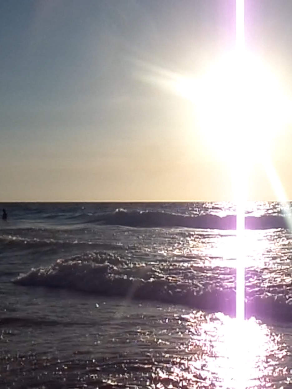I think the family that appeard by accident in the video was the cherry on top, they were having so much fun together and that added much more beauty to the video❤️‍🩹 #music #cam #art #digicam #camera #nature #scenery #sea #northcoast #egypt 