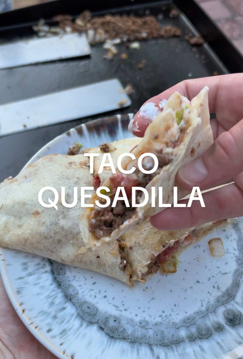 My wife couldn’t make her mind on tacos or quesadillas so I went with both. 💯 The @Kairos Artisan Blends seasoning ended up being a nice touch. Ps not sure what was up with my camera’s focus but oh well Fixings 🗒️✏️ *Flour Tortilla *80/20 Ground Beef *Kairos Old Mexico Taco Mix *Onion *Tomato *Mexican Blend Cheese *Pepperjack Cheese *Lettuce *Sour Cream *@zabs St Aug Style Hot Sauce #blackstone #blackstonegriddle #griddle #flattop #DinnerIdeas#blackstonedinnerideas #dadlife #outdoorcooking #EasyRecipe#easyblackstonedinner #tacoquesadilla #dalespaleale #quesadillas 