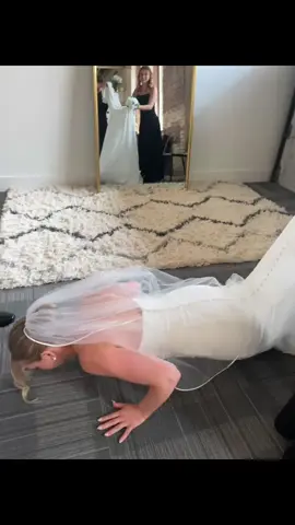 Anything for the pre aisle pump bicep 💪🏻 #bride #gymgirl #bodybuilding #girlsthatlift 