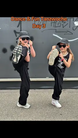 Dance & Fun Tanzwoche – Tag 3 📸💃🏽✨ Heute drehte sich alles um Style & Shooting! Wie bereite ich mich auf ein Shooting oder eine Tanzshow vor? Outfit, Ausdruck, Selbstbewusstsein – alles zählt! 💄🎥🕶 Unsere Tänzer:innen haben’s drauf – ready for the spotlight! #DanceAndFun #Tanzwoche #DanceGallery #Showtime #Tanzshooting #Sommerferienkurs #ConfidenceIsKey