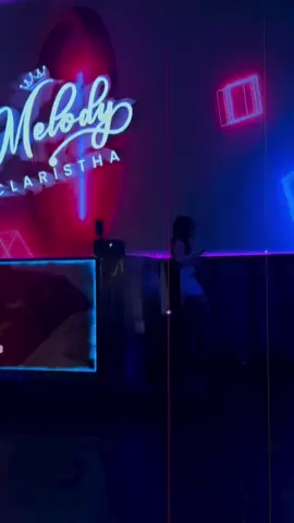 Kemarin ketemu buang dalam Sekarang ketemu buang muka  wkwkwk 😅  #djmelodyclaristha #hadesvipcibubur #femmefataleterambyar #wednesdayparty #clubbing #liveperformance #eventcibubur 