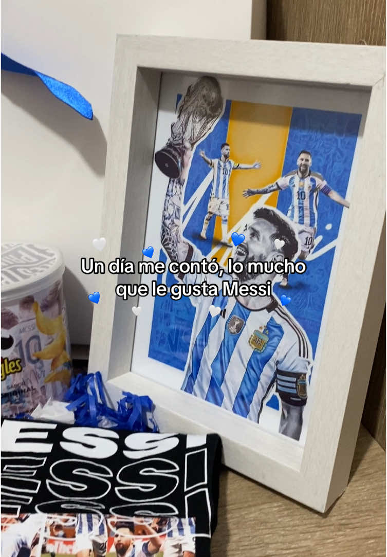 Un día me contó que le gustaba Messi… y yo, que soy más fan de hacerlo feliz, le preparé este detalle ⚽💙 Porque cuando alguien te importa, hasta los gustos se vuelven inspiración para sorprender. 🎁✨ #RegalosPersonalizados #MessiLovers #DetallesConAmor #DesingGifts #emprendedor #viral_video #tiktokcolombia #valledupar #fyp #messi #futbol #barcelona #argentina 