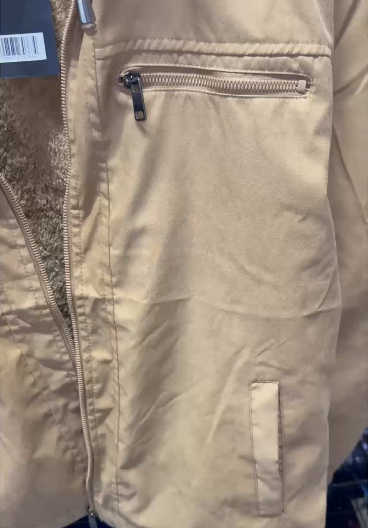 A jaqueta sarja peluciada importada que eleva o nível do seu inverno! 🧥🔥 Totalmente forrada por dentro, com capuz removível e acabamento premium. Zíper tratorado, bolso interno, ajuste nos punhos… são os detalhes que fazem essa peça se destacar. Feita em sarja resistente e com modelagem masculina de presença. Disponível do P ao GG — perfeita pra quem busca estilo, proteção e qualidade real. Alta saída na temporada! Estoque limitado. 💥🧊 ⸻ #brassp #atacadobras #fornecedoresderoupas  #jaquetamasculina #sarjapeluciada #modainverno #roupamasculina #streetwearbrasil #modaurbana #tiktokvende #achadinhomasculino #roupaspremium #fyp #estilodehomem #roupadeinverno #modamasculinabr