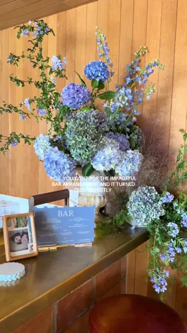 HIGH TRAFFIC AREA = WORTH EVERY UPGRADE! ✨🫶🏼🥂 @Janelle Thomson is the floral mastermind behind this.  #weddinginspo #weddingdesign #engaged #luxurywedding #highendwedding #bridetobe2025 #2026bride #luxurybride #bararrangement #bararrangementinspo #weddinginspiration #weddingtrends #weddingflowers 