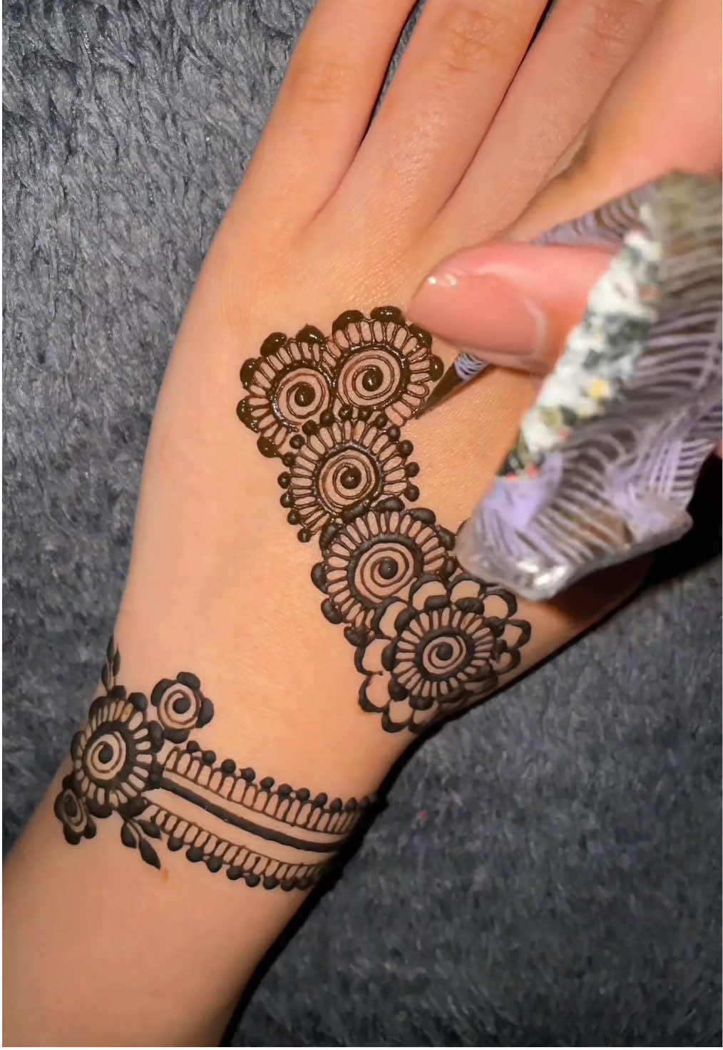 recreating the first design that i posted 🤩 #henna #hennaartist  #mehndidesign #aylesburyhenna #hennatimelapse #fyp #foryou 