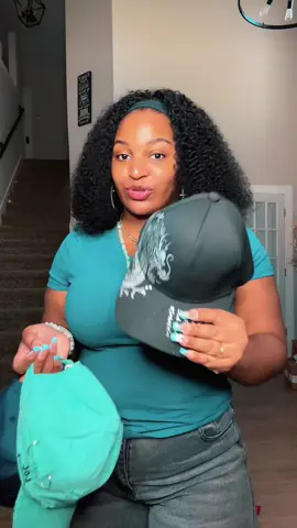 I’m at the age where being cute and comfortable is the goal, and these mini head hole hats are helping me do just that 😌🧢 I can just throw one on with some straight hair, a cute outfit, and sneakers, and boom—done. I’ve got four different styles, and I need y’all to tell me in the comments which one is your favorite! #TikTokShopCreatorPicks #hatstyle #comfychic #easyoutfit #hatgirlseason 
