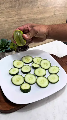 Esprema limão sobre o pepino 😱 #facavocemesmo #dicas_utilidades #utilidadepublica #dicas #saude #fyp #foryou 