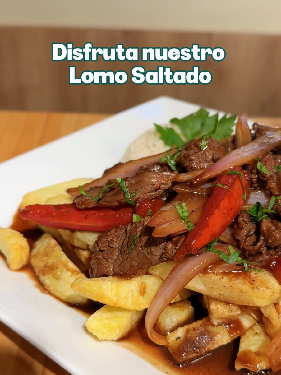 Sí, también hacemos platos… y este es sagrado. Lomo Saltado, bien hecho, bien bravo 🇵🇪🥩 En Maldito Sándwich, no todo va en pan… pero todo va con actitud. 👉 Ven y rómpela  📍 Mall del Sur – Los Begonias 104, Urb. Entel 🕐 5:00 p.m. a 1:00 a.m. 📍 SJM – Canevaro 428 🕐 5:30 p.m. a 1:30 a.m. 📍 VES – Jorge Chávez 776 🕐 6:00 p.m. a 2:00 a.m. #malditosandwich #lomosaltado  #nuevoplato  #comidacriolla  #sanjuandemiraflores  #villaelsalvador 