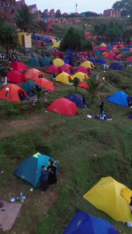 Camping di tepi pantai, bangun tidur langsung disambut sunrise! 🌅 Suara ombak, angin laut, tenda ready — tinggal bawa diri! Healing tipis-tipis tapi vibes-nya 100%! Cobain sekali, pasti pengen balik lagi! 🏕️ Tag temen camping lo sekarang, gaskeun bareng-bareng! 🔥 #pantaimenganti #campingpantai #campingindonesia #tendacamping #sunriseview #healingtime #liburanmurah #explorekebumen #pantaiindonesia #shortescape #campinglife #campingtrip #naturevibes #fyp #fypシ #foryoupage #fypindonesia #jelajahindonesia #traveltiktok #campingvibes #sunrisepantai #campingasik