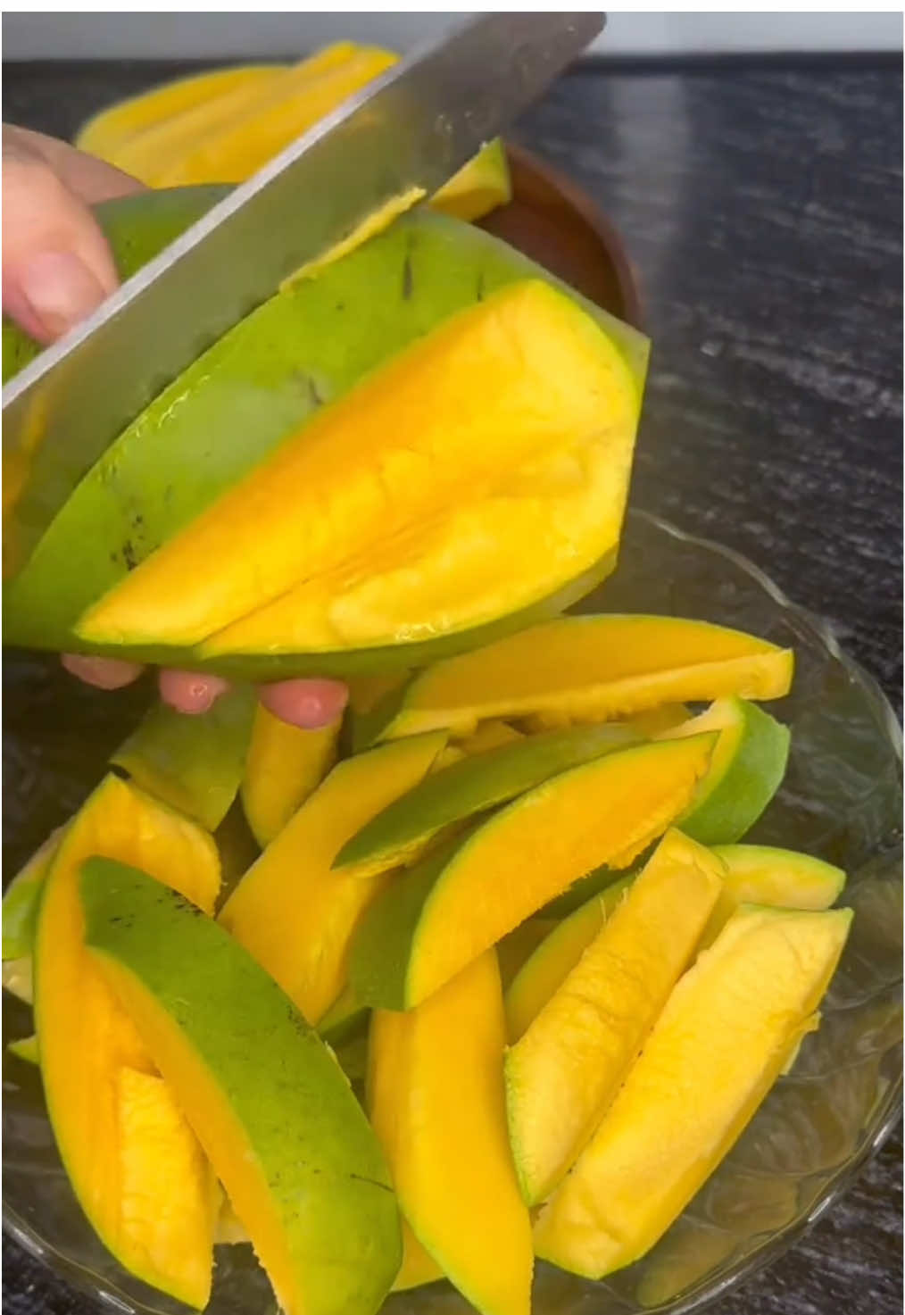 Rutinitas menyenangkan adalah  asmr potong buah #asmr#mangga#buah#rujak#asmrsounds#fyp#foryou #viral #asmrvideo #demenmakan #rujakmangga 