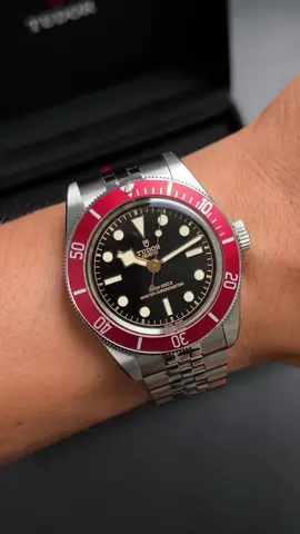 Tudor vừa trình làng phiên bản Black Bay 41 mm Burgundy, sự hoàn thiện táo bạo giữa di sản và công nghệ hiện đại: vỏ thép 41 mm mỏng chỉ 13,6 mm, bezel đỏ rượu vang nổi bật, mặt số black sunburst với kim vàng ấm áp – tổng hòa tạo nên vẻ vừa vintage vừa đương đại.  Bên trong là bộ máy MT5602‑U chuẩn METAS Master Chronometer, chống từ 15.000 gauss và dự trữ năng lượng 70 giờ – hiếm thấy ở phân khúc.  Không chỉ cuốn hút về mặt kỹ thuật, chiếc đồng hồ còn ghi điểm về trải nghiệm đeo với dây 5‑mắt “Jubilee” ôm tay, khóa T‑Fit điều chỉnh linh hoạt, theo trải nghiệm thực tế “among the most comfortable I’ve owned” #Tudor #tudorblackbay #luxurywatches #DongHoPho #SwissMade #authenticwatch #diverwatch #dongho #donghochinhhang 