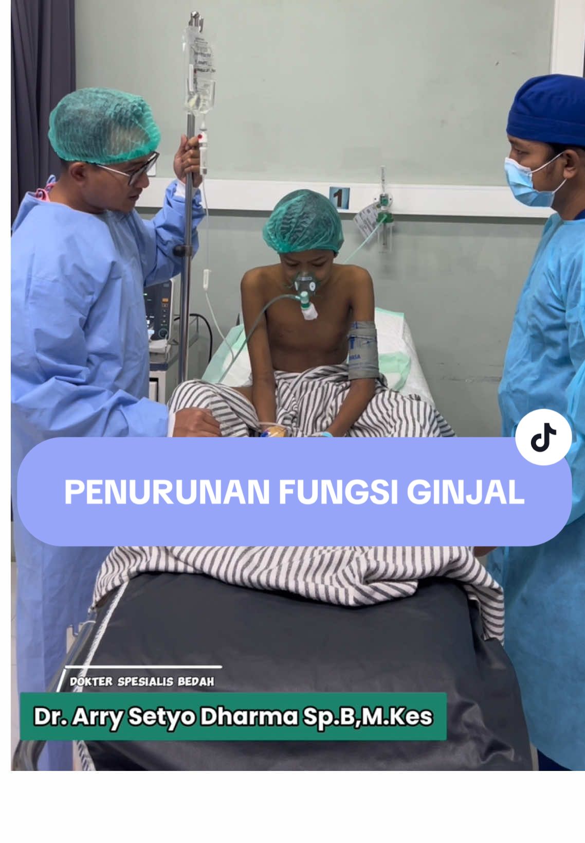 Anak berusia 14 tahun kelas 2 SMP Akan menjalani pemasangan alat untuk cuci darah karena penurunan fungsi ginjam, ayokk buat kedua orangtua sekalian agar bisa memantau anak anak untuk menjaga kesehatan dan lebih berhati hati, karena lebih baik mencegah daripada mengobati🤗 #dokterarry #dokterajeng #dokterarrydandokterajeng #dokterarrysetyodharma #kesehatan #kesehatananak #jagapolamakan #jagapolahidupbersihdansehat #stayhealthystayhappy❤️ #dokter #dokterbedah #jagakesehatan @Kabupaten Lumajang @lumajangsatu.com 