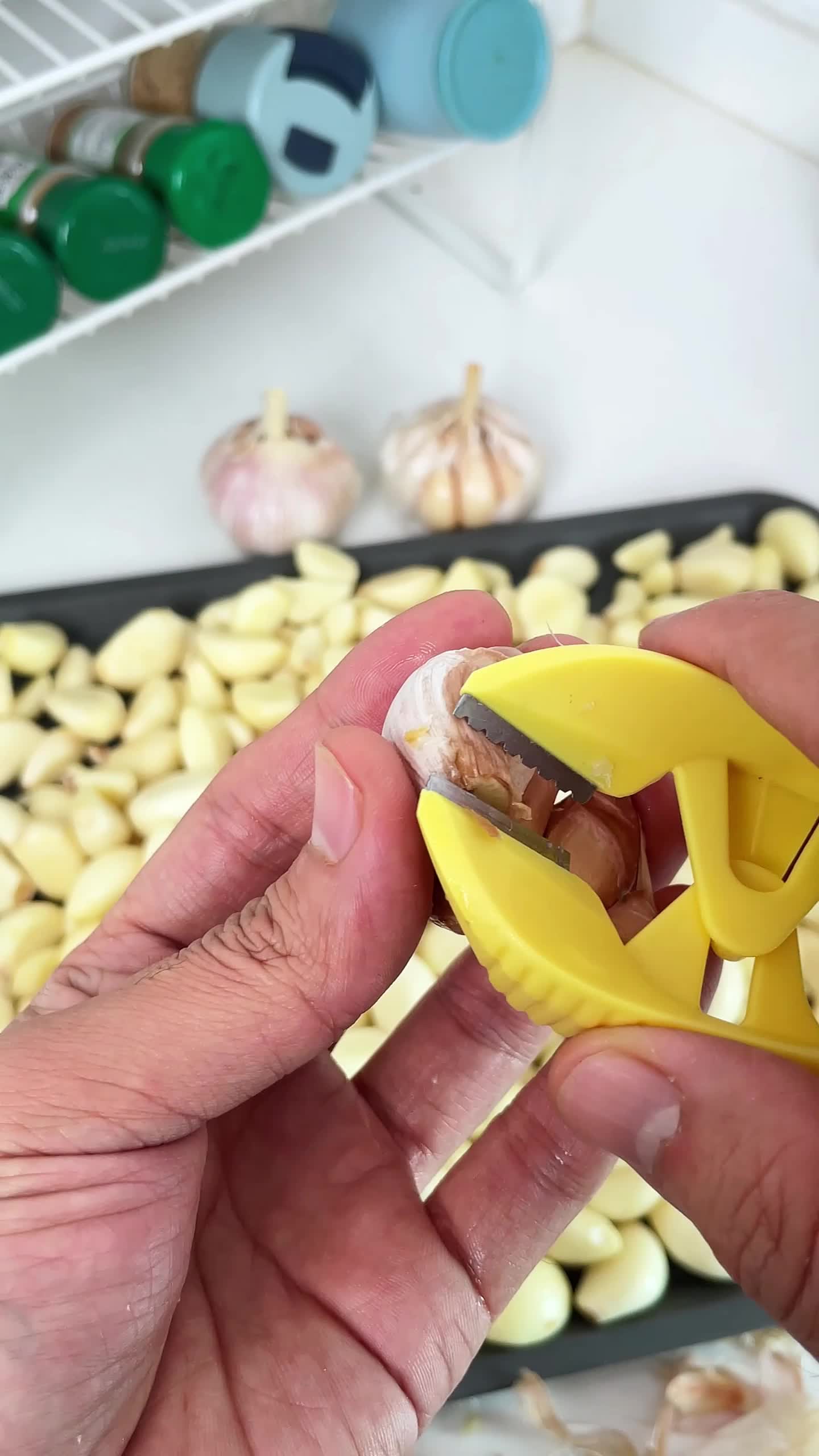 Fast garlic peeling artifact is here, stainless steel double-blade design, automatic rebound, fast and labor-saving solution to the small matter of peeling garlic! #tiktokshop #kitchengadgets #Quick #Garlic #Peeling