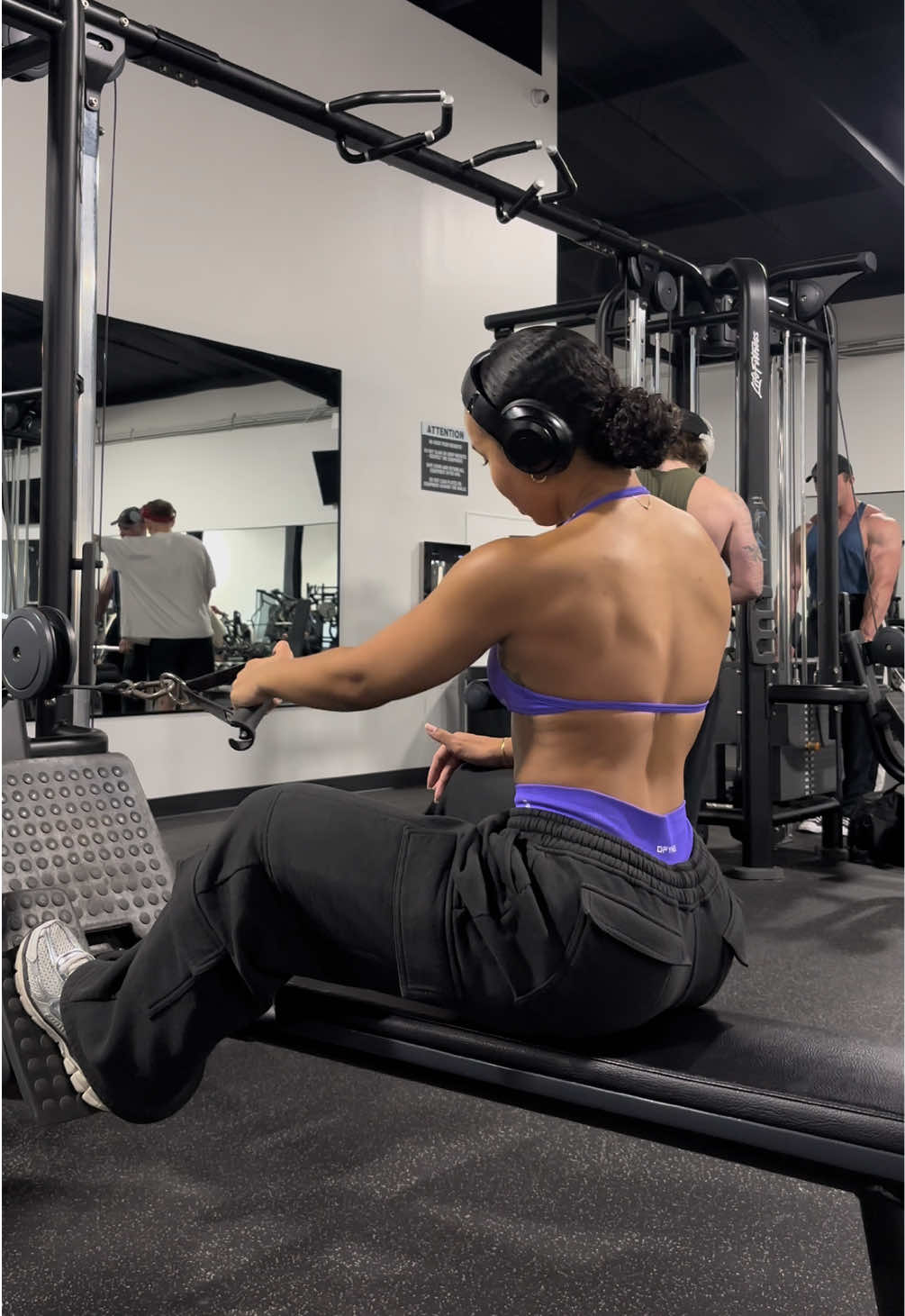 single arm cable rows are actually my fav back exercise ever🤭 wearing @DFYNE code: BRIANA 💜  #upperbodyworkouts #upperbody #dfyne #backandshoulders 