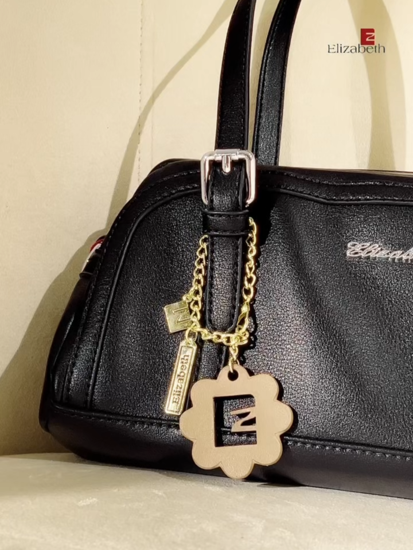 Sentuhan kecil yang bikin tampilan makin classy✨ Tas udah oke, gantungannya jangan ketinggalan! #fyp #foryourpage #rekomendasitas #taselizabeth #gantungantas #bagcharm