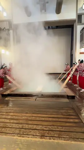 「Japanese tradition」草津温泉の源泉は熱く、約50°C近いものがほとんどで、そのまま入浴することはとてもできません。しかし温度を下げるために水を入れたのでは、温泉の効能が薄れてしまいます。そこで、熱い源泉の中に約180cmの板を入れて湯をもみ、入浴できるまでの一定の温度に下げる「湯もみ」が考え出されました。湯もみ体験は1日6公演！観覧料大人700円（税込）・小学生350円（税込)#草津温泉 #群馬 #🇯🇵 @Jpn🇯🇵なこち 