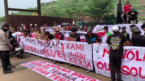 Ratusan warga Bantargebang, Kota Bekasi, menggelar aksi protes menolak sistem rekrutmen tenaga kerja secara online, di fasilitas Refuse Derived Fuel (RDF) Unit Pengolahan Sampah Terpadu (UPST) DKI Jakarta, Sumurbatu, Bantargebang, Rabu (16/7/2025). Massa menuntut penerimaan tenaga kerja diprioritaskan bagi warga lokal, sesuai perjanjian kerja sama antara Kota Bekasi dan Jakarta. Koordinator Aksi, Haapy Haerul Saleh, menyatakan sistem rekrutmen online tidak transparan dan merugikan warga setempat, yang terdampak langsung keberadaan fasilitas pengolahan sampah tersebut. 