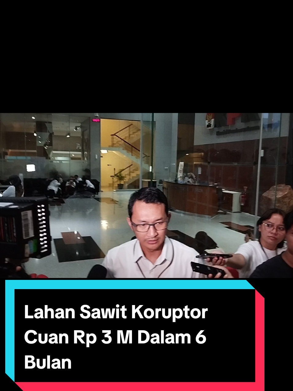 KPK Sita Rp 3 M Hasil Produksi Kebun Sawit Milik Mantan Sekretaris MA Nurhadi Komisi Pemberantasan Korupsi (KPK) menyita uang sejumlah Rp 3 miliar yang merupakan hasil produksi kelapa sawit milik mantan Sekretaris Mahkamah Agung (MA) Nurhadi Abdurrachman. Penyitaan tersebut berkaitan dengan penyidikan kasus dugaan Tindak Pidana Pencucian Uang (TPPU), kasus baru yang kembali Nurhadi. Sementara lahan sawit milik Nurhadi terletak di Kabupaten Padang Lawas, Sumatera Utara. 
