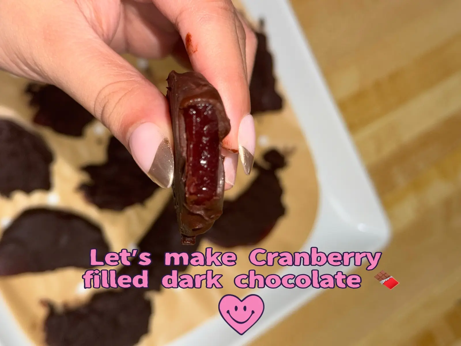 If you’re a sweet tooth girly like me, definitely give this a try. So easy and only takes few minutes to make 😍 #fyp #sweettooth #cranberryfilleddarkchocolate #cranberrysauce 