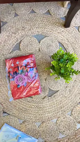 Sabías que con solo $390 puedes llevarte tres docenas de blusas y comenzar a vender desde casa? Esta clienta ya lo hizo, eligió sus diseños favoritos y se fue feliz con 36 piezas en tallas mixtas. Si tú también quieres emprender, deja la palabra “ayuda” en comentarios y te orientamos paso a paso. 💼✨ ⸻ Hashtags: #EmprendeDesdeCasa #BlusasPorDocena #RopaParaRevender #NegocioPropio #IniciaTuNegocio #AlmaEdelias #RopaAlPorMayor #ModaFemenina #BlusasBonitas #VentaPorMayoreo #TikTokShopUSA #EmprendedorasUnidas #DesdeCasaConEstilo