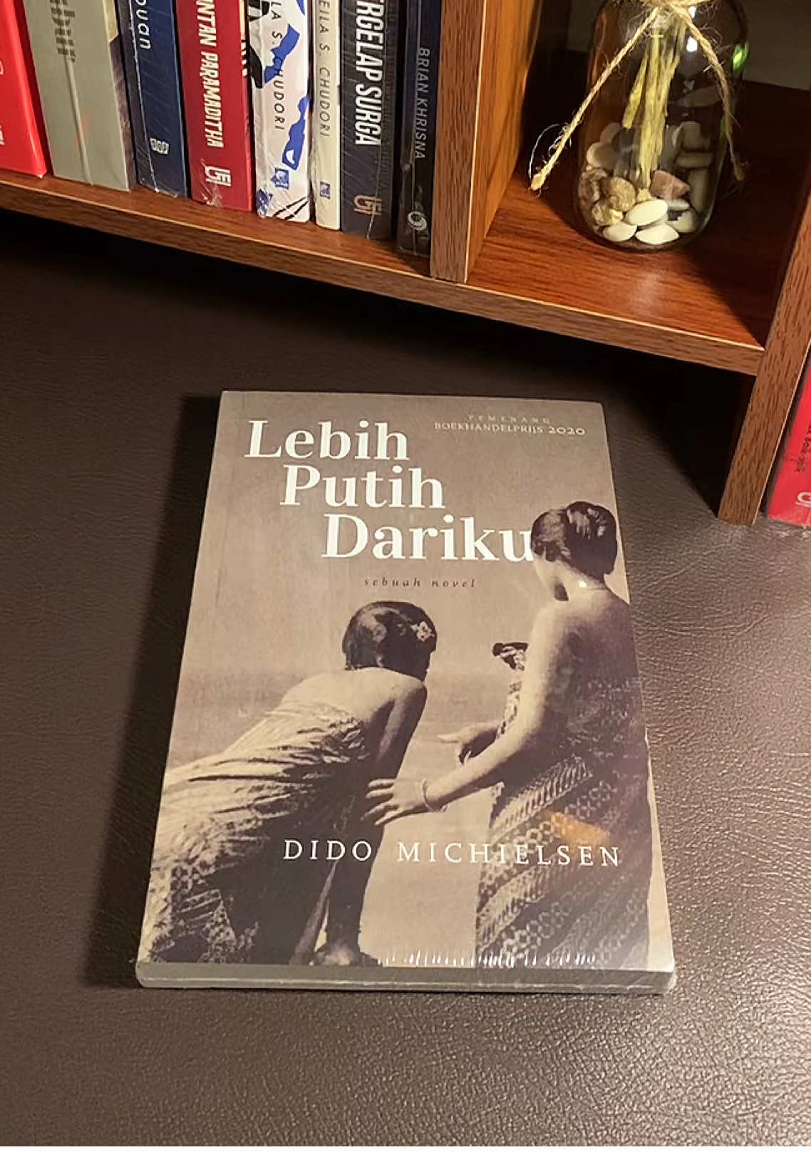 Terima kasih @Marjin Kiri Alhamdulillah akhirnya kesampaian pegang novel ini 🥹🤍 Dari 3 bulan yang lalu nunggu cetak ulang #bookmail #unboxingbookmail #lebihputihdariku #novelfiksisejarah #booktokindonesia 