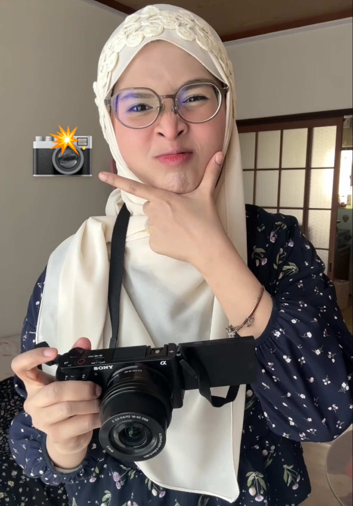 1, 2, 3.. photoshoot ready!📸  using @thatshook's camera hihi🐛🌸 #asmr #asmrtiktoks #asmrmalaysia #asmrsounds #asmrvideo #asmrtriggers #asmrmakeup 