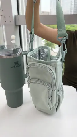 The coolest water bottle bag!!!#waterbottlebag #waterbottle #musthaves #purse #fashion #viral #crossbodybag 