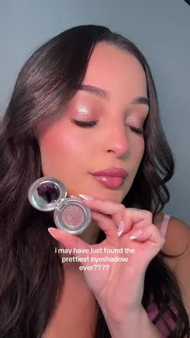 the shimmer??? i'll never get over it @r.e.m. beauty i am in love  #rembeauty #remflightcrew #rembeautyfembot #arianagrande #eyeshadowsinglet #shimmeryeyeshadow 