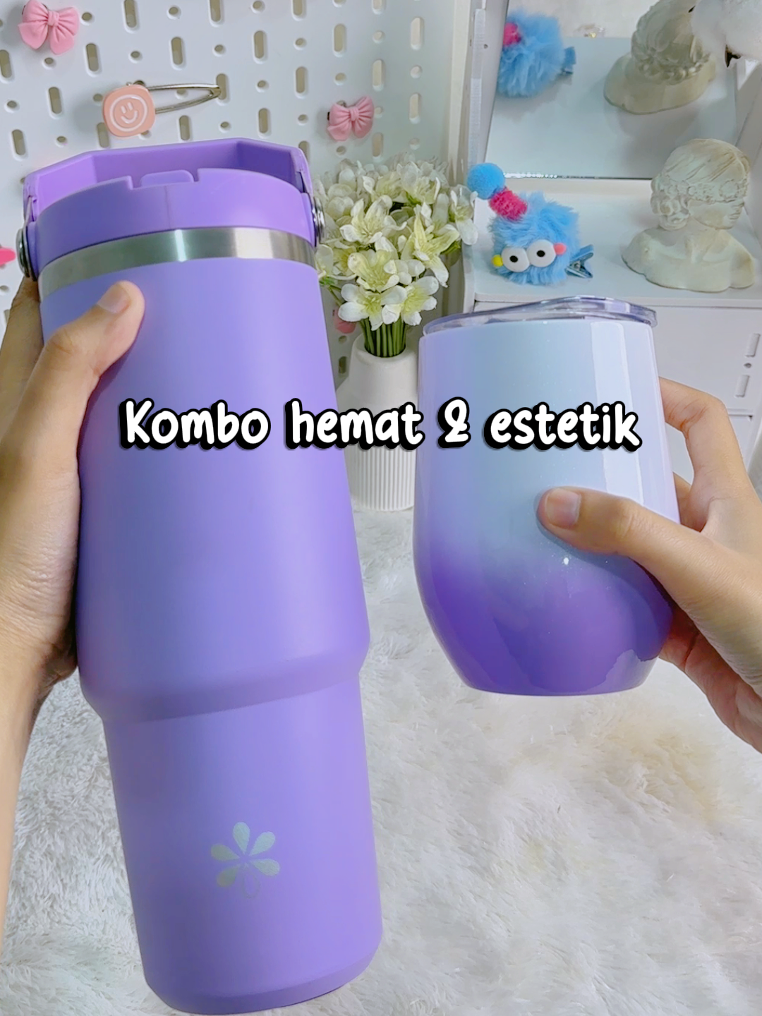 Siapa sih yang gak mau dapet 2 tumbler sekaligus? 😍 Tumbler jumbo-nya bisa kamu isi air dingin buat temenin kerja seharian ❄️ Bonus tumbler mungilnya, estetik banget buat kopi atau teh panas ☕💜 💥 Beli 1 dapet 2! 💛 Kapasitas jumbo 900ml 💛 Anti slip, anti gores, stainless 304 💛 Bonus mug cantik 360ml, tahan panas juga! 🎁 Langsung checkout di keranjang kuning! Stok terbatas, siapa cepat dia dapat! 🛒✨ #tumbler #tumblerstainless #botolminum #tempatminum #tumblermurah #bestseller #promo #diskon #fyp #viral