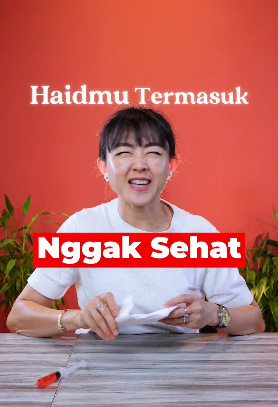 SHARE & TAG bestie kamu yang harus mulai peduli dengan siklus haidnya! Ini 3 tanda haid sehat: 1. Jumlah darah: sekitar 30–40 ml per siklus (bukan segalon ya 😅) 2. Lama haid: 2–7 hari 3. Jarak antar siklus: 21–35 hari sekali (kalau dua kali sebulan, hati-hati!) Kalau haid kamu sering terlalu cepat, terlalu deras, atau lama banget nggak datang, itu bisa jadi tanda hormon lagi nggak seimbang. Hormon sangat dipengaruhi oleh kondisi gut microbiome, alias bakteri baik di dalam usus. Itu sebabnya aku rutin minum GutReset, minuman kefir hidup yang mengandung probiotik dari kefir air, kefir susu sapi, dan kefir susu kambing. Bakteri usus seimbang → hormon stabil → haid pun lebih teratur. Kalau kamu sering ngalamin: • Haid nggak teratur • PMS parah • Jerawat hormonal • Perut sering kembung / bloated Coba deh mulai dari ususmu dulu. GutReset bisa bantu reset dari dalam secara perlahan, secara alami, dan bisa diminum setiap hari. Lebih murah beli GutReset di live tiktok @bloomlab.official  #BloomLab #guthealth #GutReset #gutmicrobiome #haid