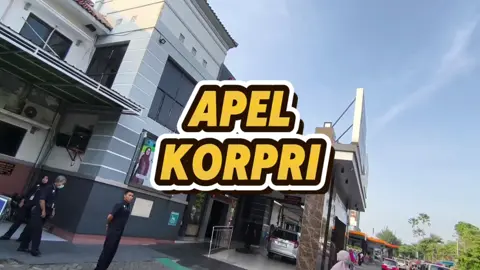 RSUD Jombang menggelar Apel Korpri yang dipimpin oleh Direktur RSUD Jombang, Dr. dr. Ma'murotus Sa'diyah, M.Kes, Kamis (17/7/2025). Dalam amanatnya, Direktur menyampaikan program kerja Bupati Jombang serta menegaskan komitmen pembangunan Zona Integritas di RSUD Jombang. Ditekankan juga pentingnya peningkatan mutu pelayanan. Seluruh pasien harus dilayani dengan baik, cepat, tepat, ramah, dan manusiawi, tanpa pengecualian. Administrasi pembiayaan pun tidak boleh dipersulit agar masyarakat merasa nyaman dan percaya. Apel juga dirangkai dengan pemberian penghargaan Satya Lencana kepada pegawai yang berdedikasi sebagai bentuk apresiasi dan motivasi untuk terus memberikan pelayanan terbaik.@Dr.dr.Mamurotus Sadiyah,M.Kes @Dian RAIN Koesoema @Siti munawaroh @vidyabuana @Yuwan Deo @FaktualNews.co @arsipjombang @Jombangkab @Pisces_16 @flora_youngboss @aditya trilaks @Anang Sumariono @agnessaputri585 @andrie grezz @Andryka Vijaya @bang hima @bangeko90 @AVIAN @Dienaekawati @EDK_H_88 @hore time @Kabar Jombang @sutikno7233 @Tamam Kanan @miko @. 