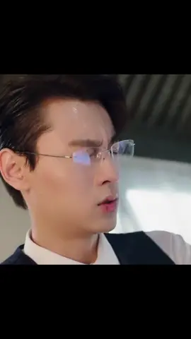 pernikahan tampa cinta memang lah menyakitkan dan itu lah yang dirasakan oleh pemuda manis yang bernama Ziyu karna perjodohan. Ziyu harus menerima takdir nya yang terus di sakiti oleh sang suami yang tak lain adalah Tian Xuning seorang Pengusaha terkaya di China. Bab pertama dari rintagan Cinta mereka pun selesai. Tian yang sudah mulai menerima Ziyu lebih tepatnya mencintai Ziyu mulai merasa bahwa rumah tangganya yang sangat rumit pun sedikit demi sedikit menjadi bahagia. Kemudian Selang beberapa bulan sebuah insiden pun terjadi kecelakaan yang disengajakan oleh pihak seseorang membuat seorang Tian mengelami kecelakaan itu membuat dia kehilangan ingatan nya dan prahara rumah tangga bab ke 2 pun terjadi akan kah ziyu berhasil mengembalikan ingatan suaminya atau sebaliknya🥺💔#TianZiyu #ziyu #tianxuning #blchina🇨🇳 #revengedlove #fyp 