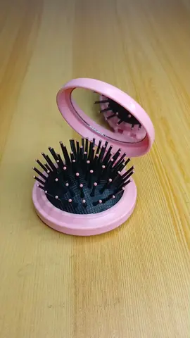 20+pesos lang yarn! ❤️ #hairbrush  #foldinghairbrush  #hairbrushwithmirror  #hairbrushforkids  #minihairbrushwithmirror  #foldingminihairbrush  #minihairbrush  #fyp 