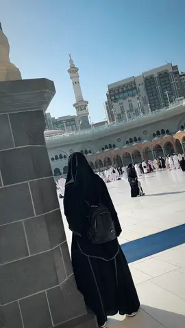 “Bersandar di depan Ka’bah, bukan lelah… tapi rindu yang akhirnya sampai.” #fyp #umrah2025 #mecca #kaabah #guivarsvideos 
