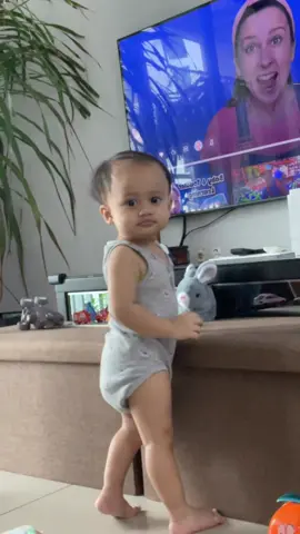 Ms rachel alert. He was so confused tv ke phone ni? 😂