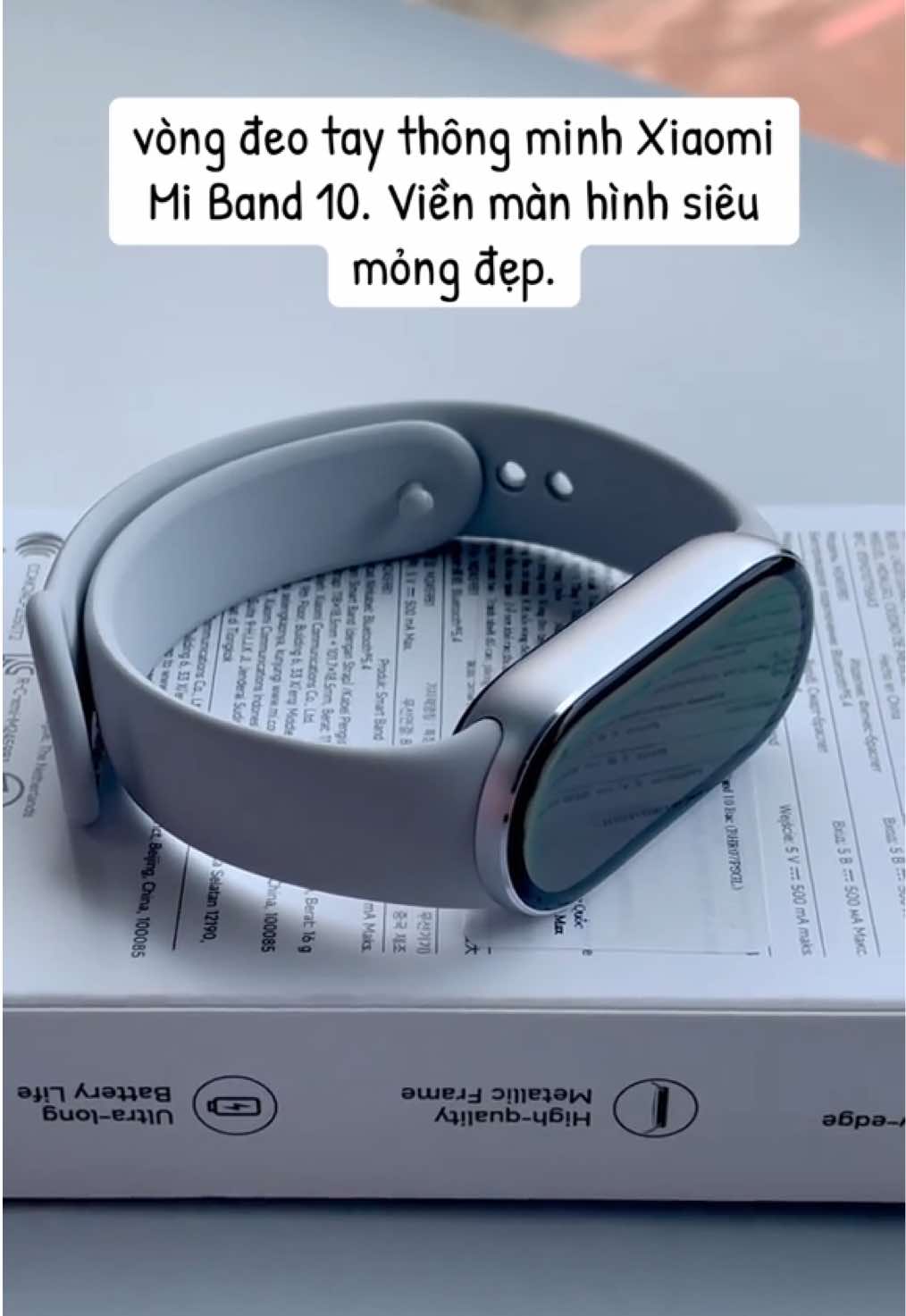 Xiaomi Mi Band 10 viền màn hình siêu mỏng đối xứng. thời lượng pin lên đến 21 ngày. 105 chế độ thể thao. Màn hình AMOLED 1,72