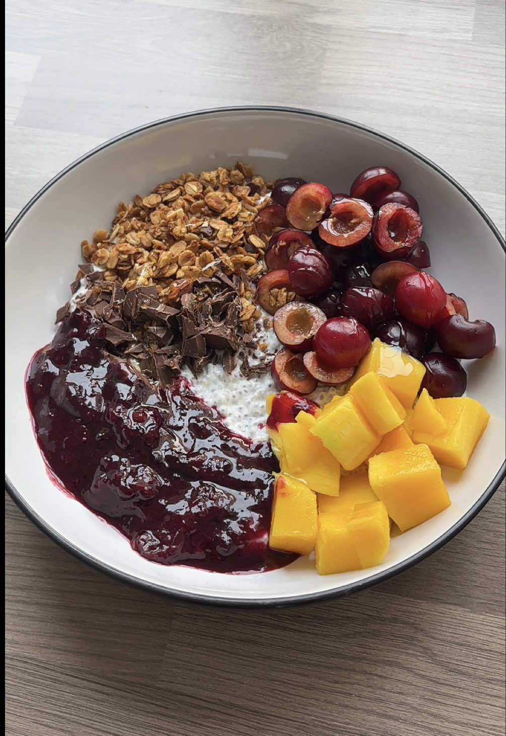 Overnight chia + mango + cherry + chocolate = yes please 🥭🍒✨ #healthybreakfast #breakfast #Recipe #viral #fyp #treanding #FoodTok #chiapudding 