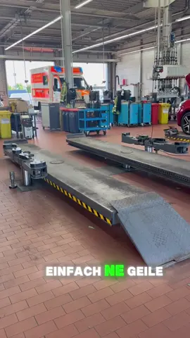 So wird das Unterflur-Fahrschienen-Doppelgelenk-Tragarm-Stempel Bühnen-System-Dings-Bums gesteuert 🫡 #vrv #teamvrv #hebebühne #fyp #werkstattausrüstung #carlift #germany