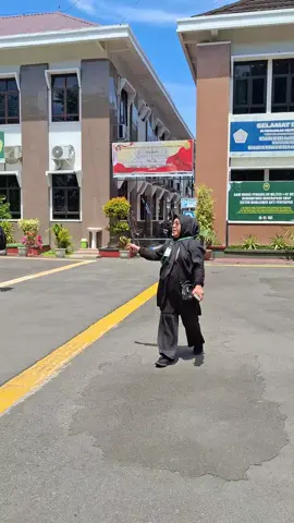 AKSI SOLIDARITAS UNTUK MAF!!! Jerit tangis sosok ibu korban pembunuhan di depan Pengadilan Militer I-02 Medan menuntut keadilan atas pembuhan terhadap anaknya yang ditembak oleh dua prajurit kodim 0102 Deli Serdang. Masa aksi solidaritas untuk MAF menyatakan keberatan terhadap tuntutan hukum yang diajukan oleh Oditurat Militer I-02 Medan terhadap prajurit TNI-AD Serka Darmen Hutabarat (18 bulan penjara),dan Serda Hendra Fransisco Manalu,(Setahun penjara)atas kasus penembakan terhadap anak dibawah umur yakni MAF (13) yang terjadi pada (1/9/2024) di depan Pabrik Kelapa Sawit Adolina,Kecamatan Perbaungan, Kabupaten Serdang Bedagai,Provinsi Sumatera Utara.  Menurut mereka dakwaan tersebut sama sekali tidak memberikan rasa keadilan bagi keluarga serta moral publik. Massa juga mempertanyakan pasal yang disangkakan kepada terdakwa yakni Pasal 359 tentang kelalaian menyebabkan kematian. Menurut mereka hal yang dilakukan bukanlah sebuah kelalaian melainkan tindakan yang dilakukan dengan sadar dan sengaja menembak secara brutal kepada korban. #keadilanuntukMAF #justiceforMAF #kamibersamaMAF
