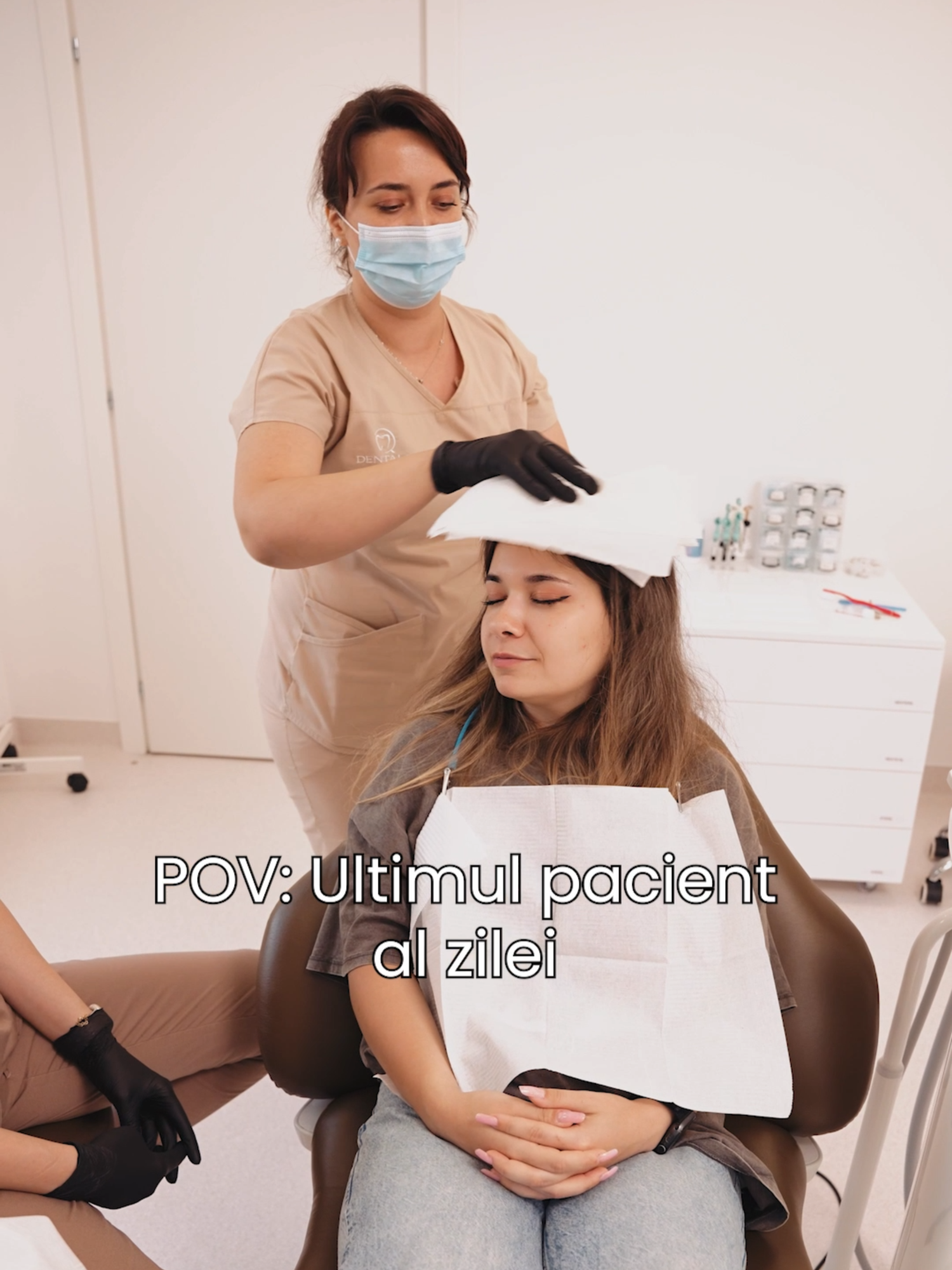 Asistentele noastre sunt mereu cu un pas înainte: organizate, atente și gata să-ți ofere cele mai bune condiții în cabinet. 📞0775 505 506 📩 contact@dentalq.ro 🌐www.dentalq.ro 📍 Strada Cornescu 71, București  #DentalQ #clinicastomatologicabucuresti #asistentemedicale #funnytiktok #finaldeprogram