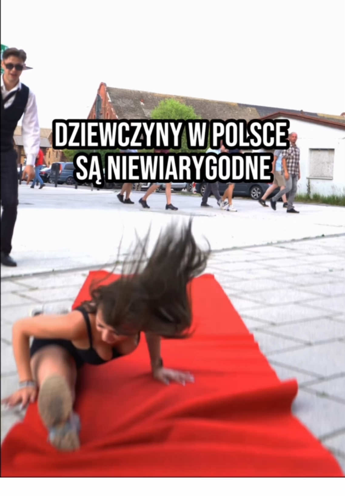 Dziewczyny W Polsce są niewiarygodne 🇵🇱😍 Zobacz, jak fajnie wyglądają na czerwonym dywanie  #redcarpetboy #challenge #poland #szczecin #dc #fyp  Operator📷 : @olek.sios  Prezenter🕺🏻: me DJ 🎶: @LEADER Tik tok 